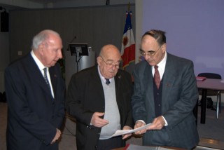 M. de Saint Aubin et le Cdt Agostini avec le Président départemental