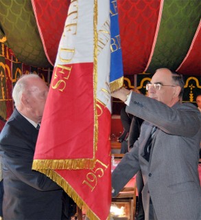 Remise du drapeau au lt-colonel de Miol-Flavard, président du Comité des Bouches-du-Rhône