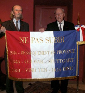 Présentation des deux faces du drapeau par M. Albagnac, le président de Miol-Flavard et M. Reinbolt